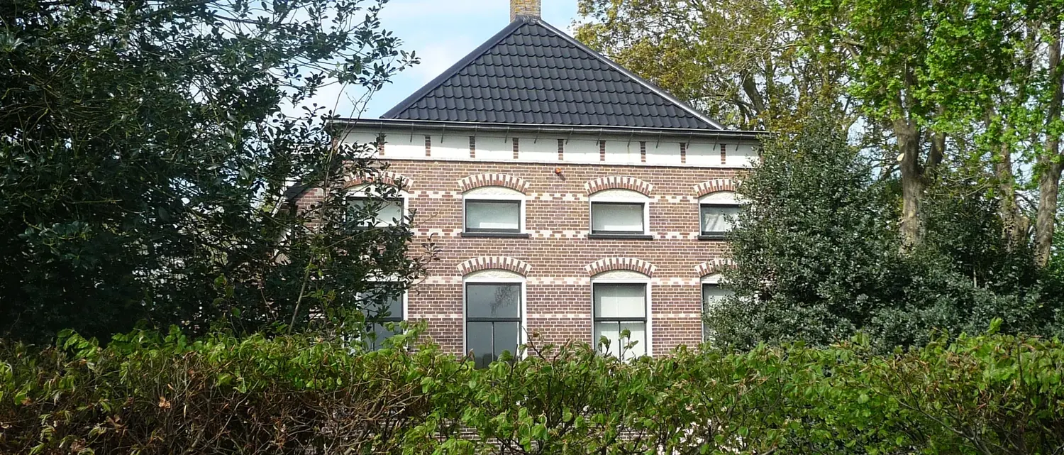 Boerderij met erf en bomen in Stegeren, gemeente Ommen
