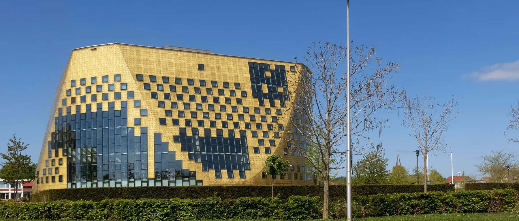 Het gemeentehuis van Hardenberg met goudkleurige gevel